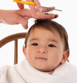 Nehmen Sie sich dazu etwas Geduld und Zeit und stöbern Sie in der Liste der Werkzeuge, mit denen Sie die erste Frisur Ihres Kindes erstellen können