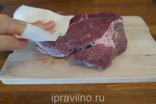 Sığır eti bir pişirme kabına manşonun içine koyarız, pişirme manşonu özel bir tel ile kapatılmalıdır (genellikle pişirme poşetleri ile birlikte verilir)