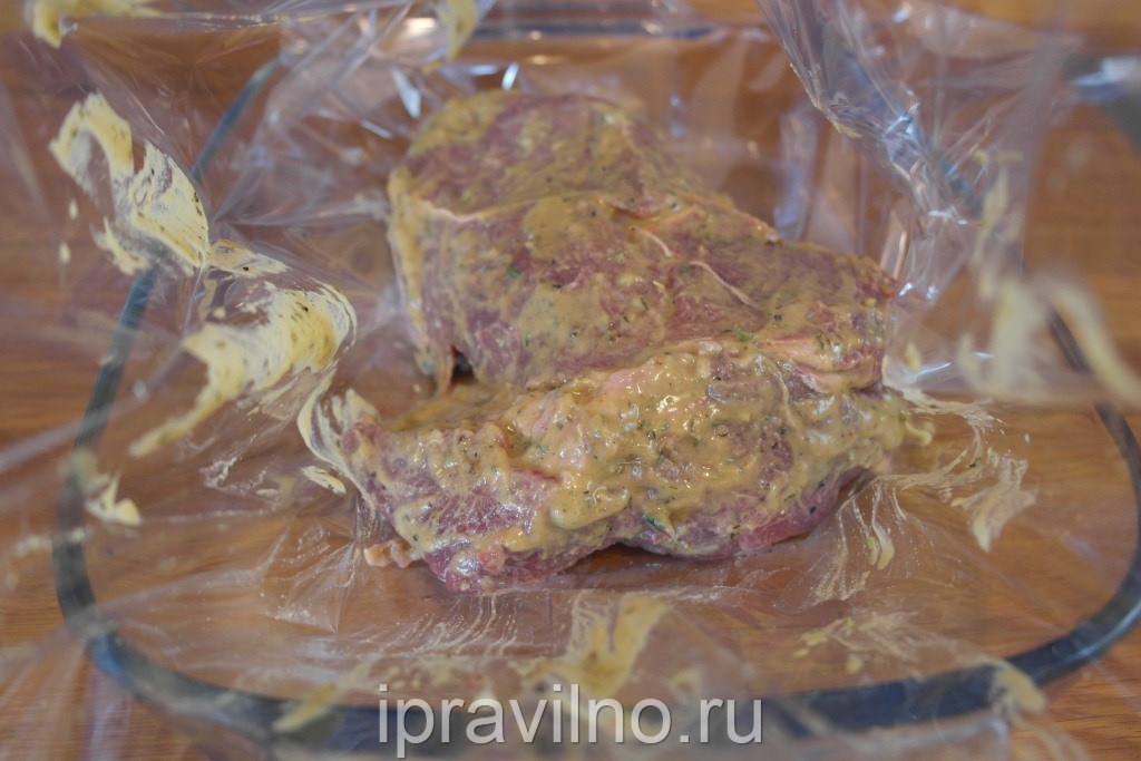 Sığır eti   hardal sosu   eti pişirme için bir torbaya (kol) koyun