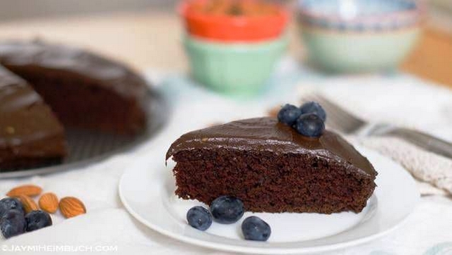 Когда торт полностью остынет, смажьте его шоколадно-авокадною глазурью