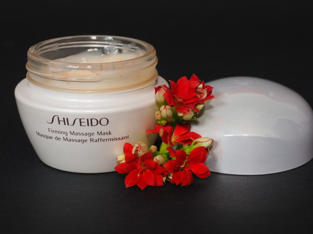 Оставленная на коже после массажа укрепляющая массажная маска Shiseido интенсивно увлажняет и разглаживает кожу, делая ее мягкой и упругой на ощупь